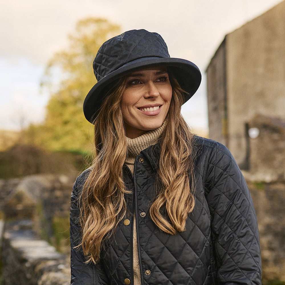 Failsworth Gesteppte Fischerhut aus British Waxed Cotton - Schwarz