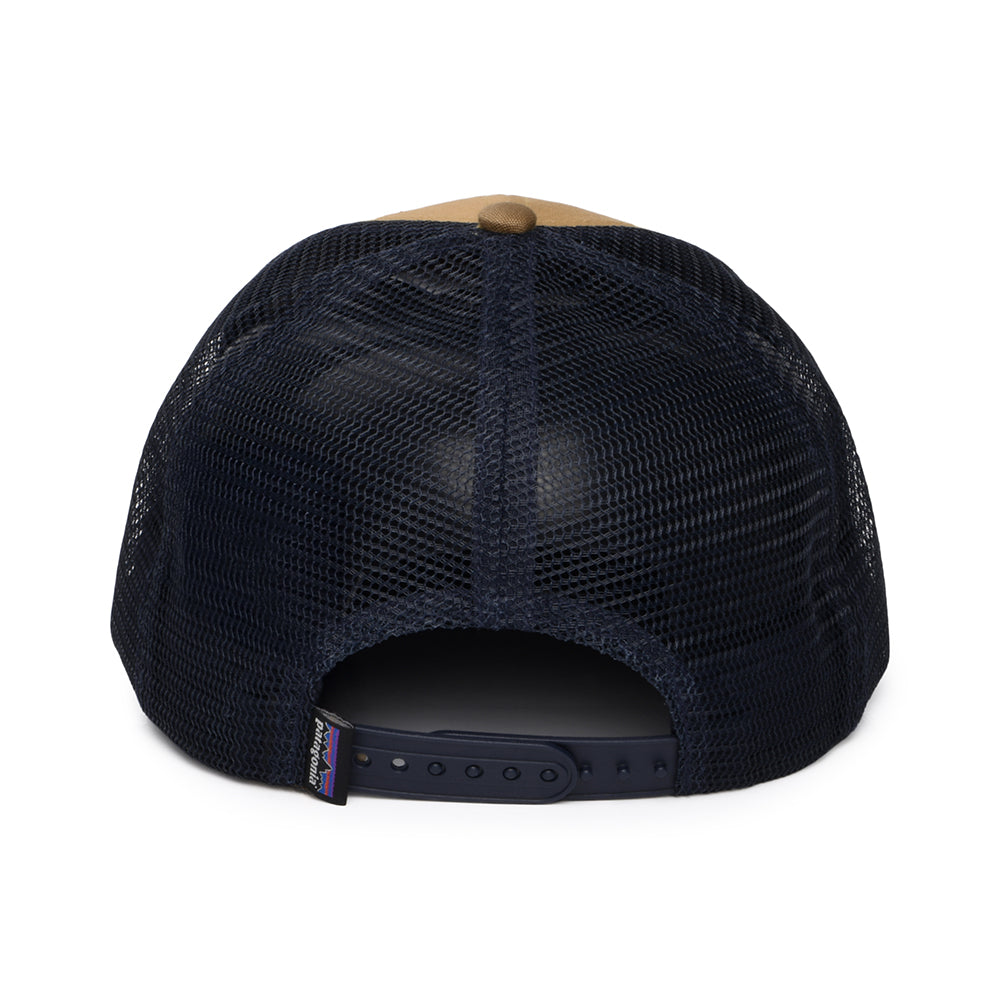 Patagonia P-6 Logo LoPro Trucker Cap aus organischer Baumwolle - Hellbraun-Marineblau