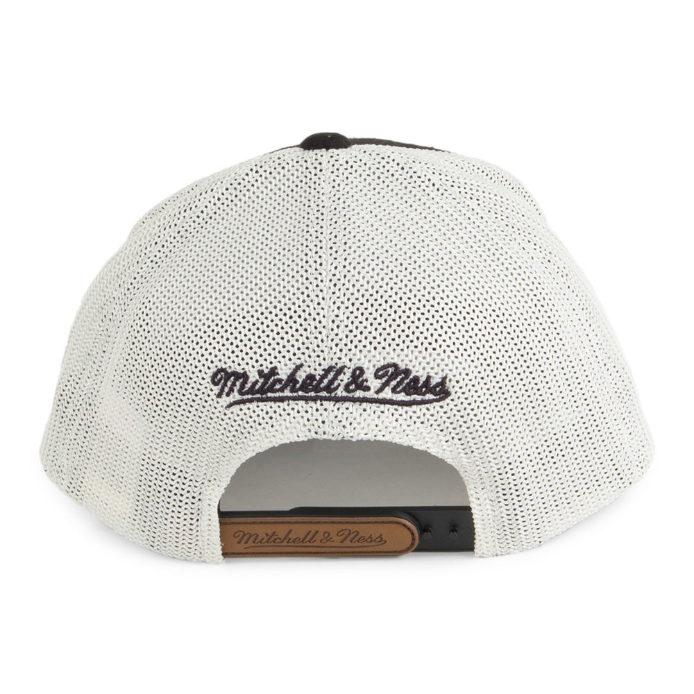 Mitchell & Ness Charlotte Hornets Trucker Cap - HWC Patch 110 - Schwarz