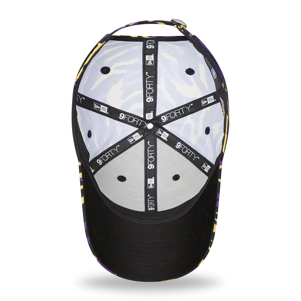 New Era 9FORTY L.A. Lakers Baseball Cap - NBA AOP Camo Print - Lila