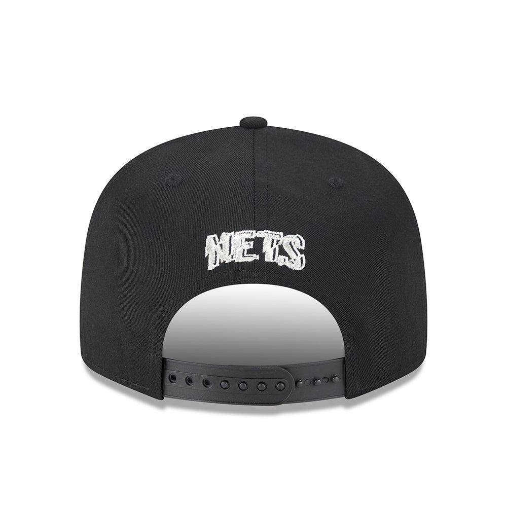 New Era 9FIFTY Brooklyn Nets Snapback Cap - NBA Metallic Arch - Schwarz