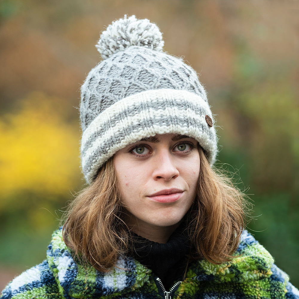 Kusan Bommelmütze mit gestreiftem Umschlag Diamond Knit - Grau-Multi