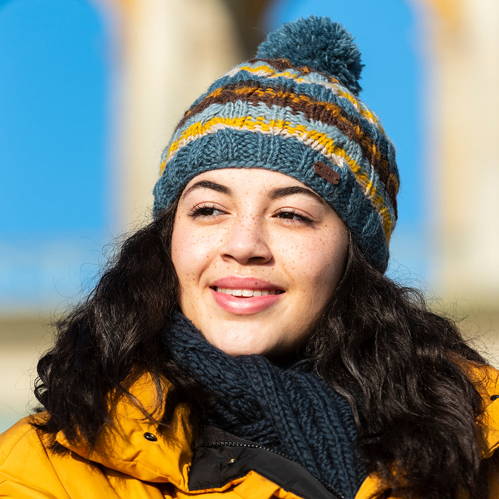 Kusan Cable Knit Bommelmütze gestreift - Blau-Multi