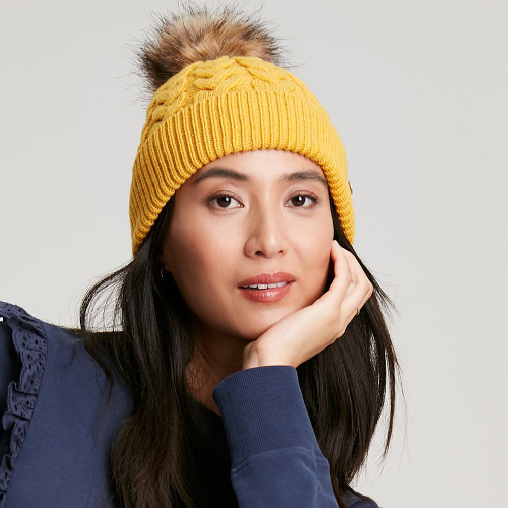 Joules Elena Cable Knit und Kunstfell Bommel Bommelmütze - Senfgelb