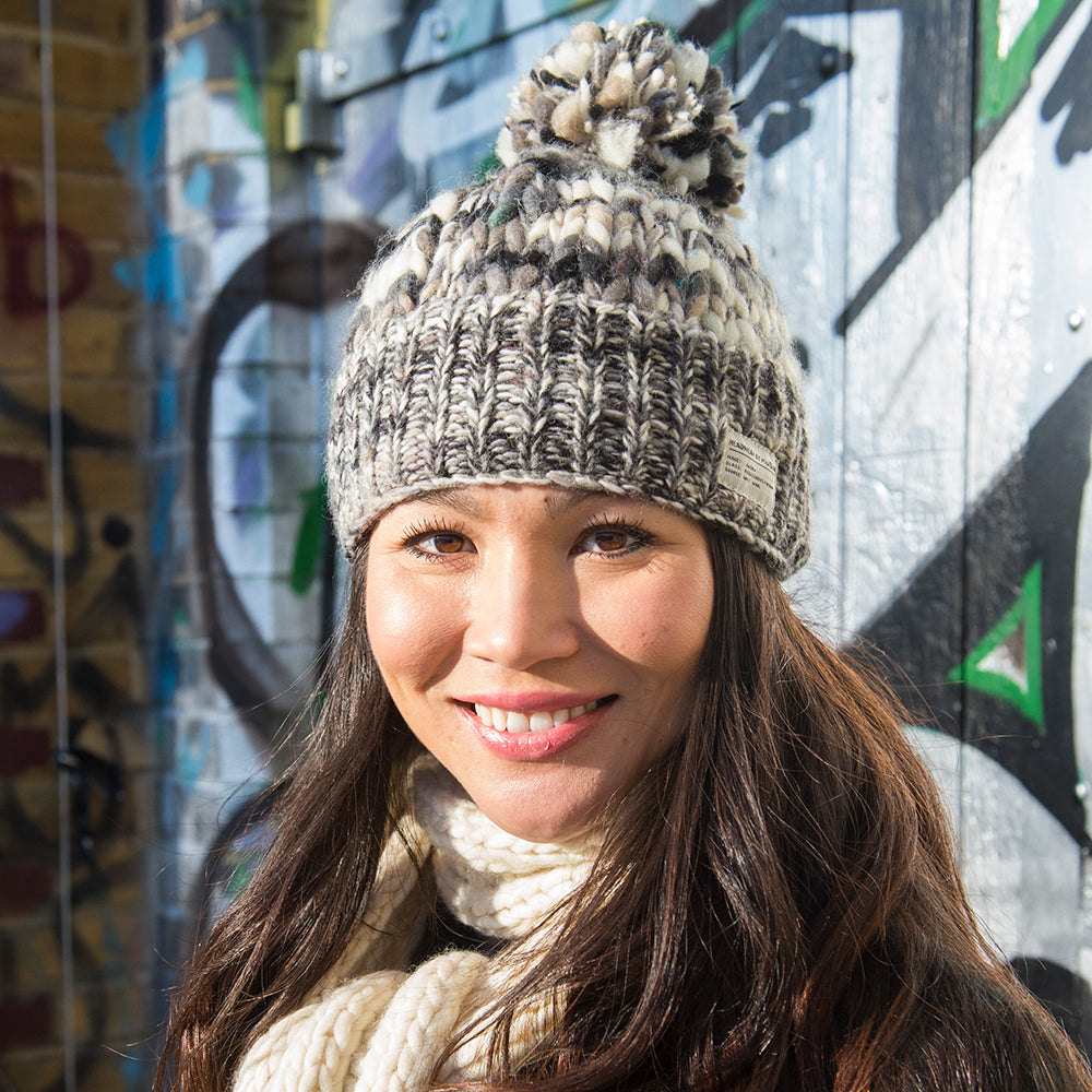 Kusan Uneven Yarn Bommelmütze - Schwarz-Weiß