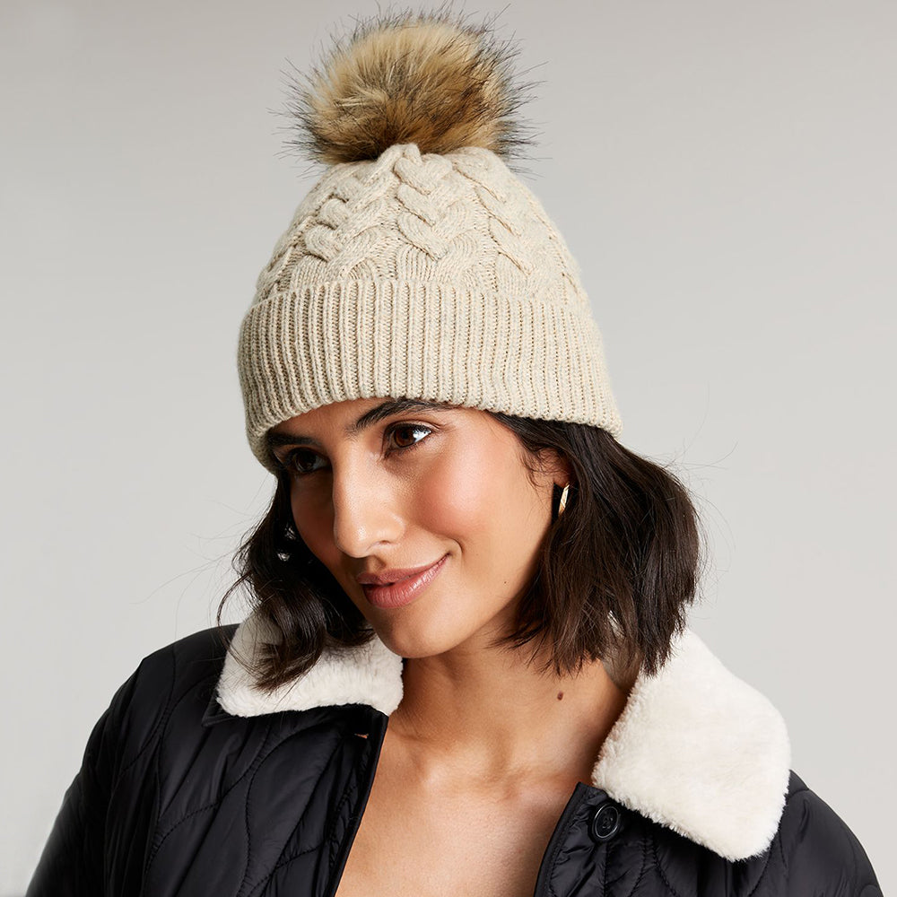 Joules Elena Cable Knit und Kunstfell Bommel Bommelmütze - Hellbeige
