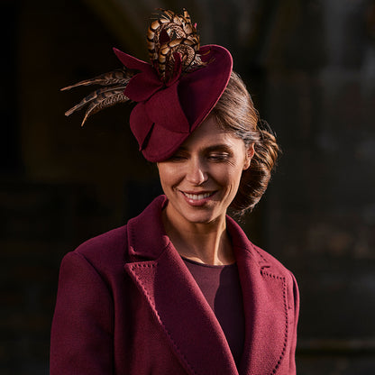 Failsworth Scheiben Fascinator aus Wollfilz Mit Federn - Weinrot