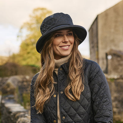 Failsworth Gesteppte Fischerhut aus British Waxed Cotton - Schwarz