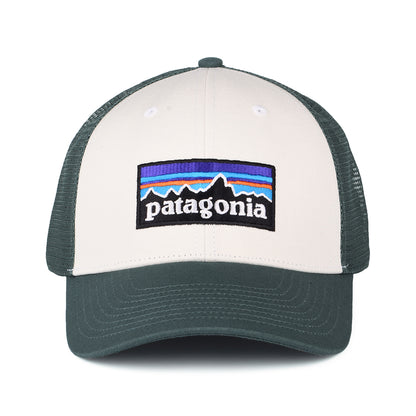 Patagonia P-6 Logo LoPro Trucker Cap aus organischer Baumwolle - Weiß-Helles Waldgrün