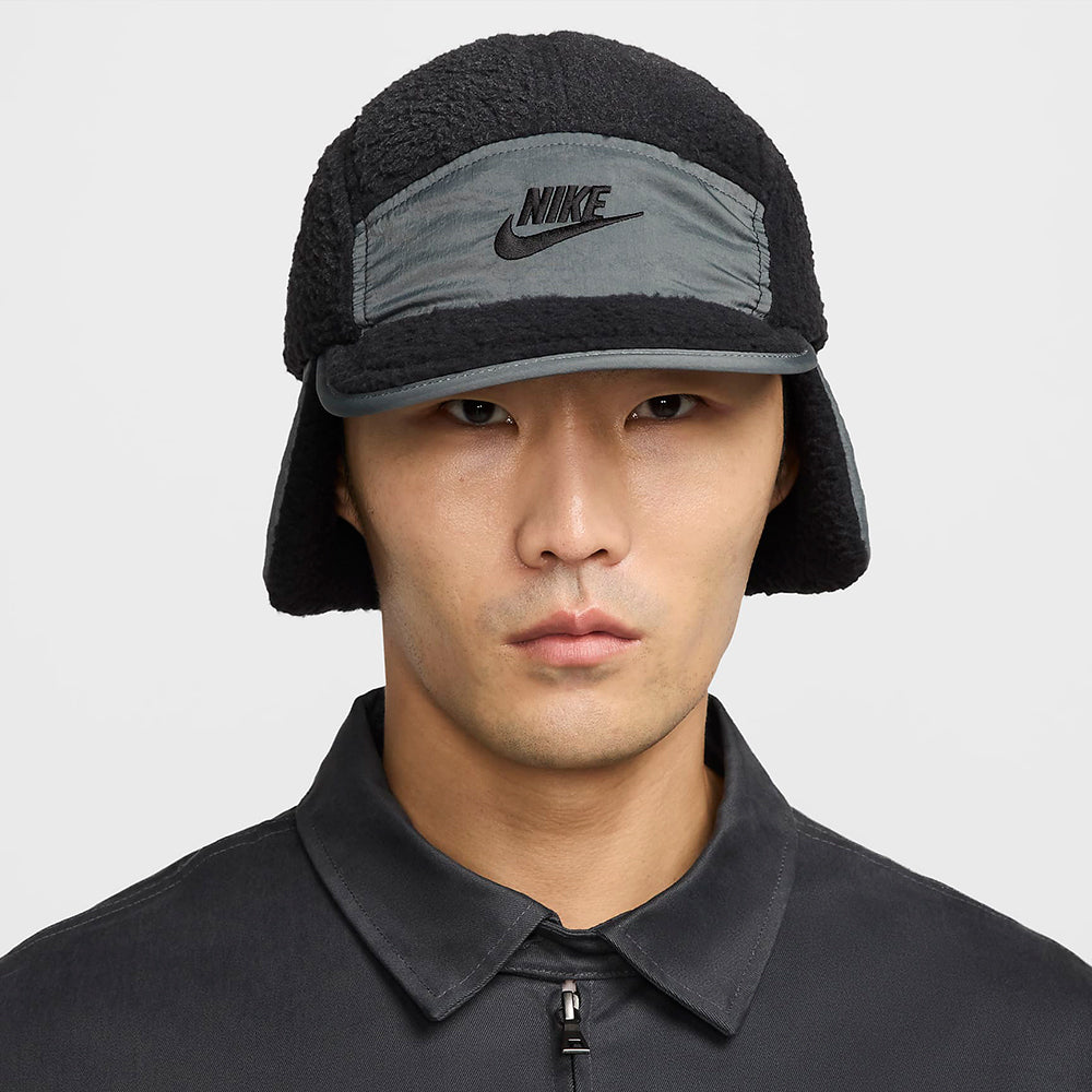 Nike Golf Fly 5 Paneelen Cap mit Ohrenklappen - Schwarz-Grau
