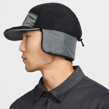 Nike Golf Fly 5 Paneelen Cap mit Ohrenklappen - Schwarz-Grau