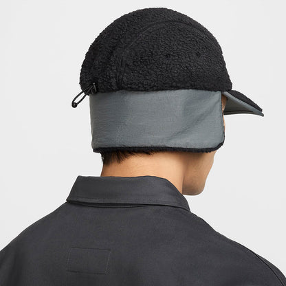 Nike Golf Fly 5 Paneelen Cap mit Ohrenklappen - Schwarz-Grau