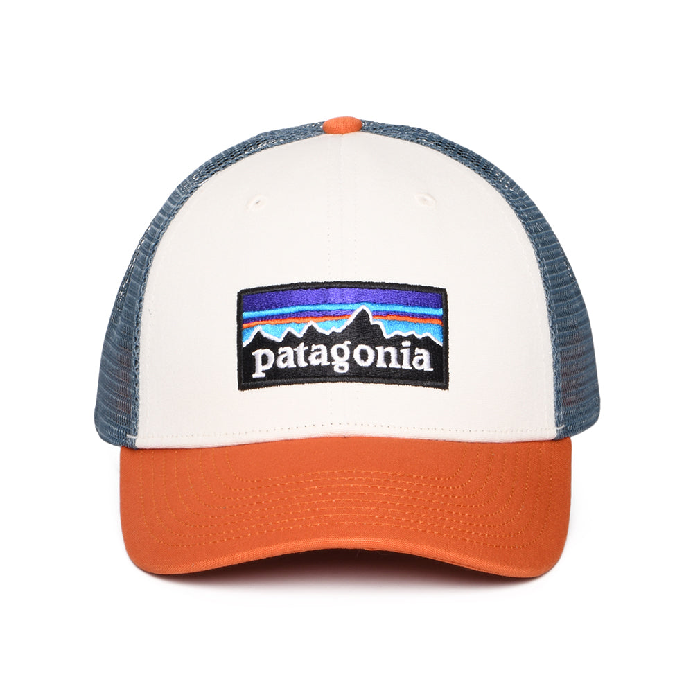 Patagonia P-6 Logo LoPro Trucker Cap aus organischer Baumwolle - Weiß-Rostrot-Rauchblau