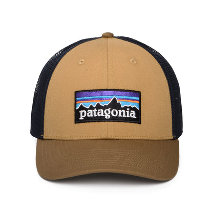 Patagonia P-6 Logo LoPro Trucker Cap aus organischer Baumwolle - Hellbraun-Marineblau