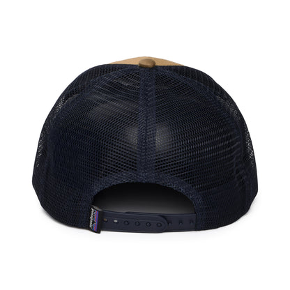 Patagonia P-6 Logo LoPro Trucker Cap aus organischer Baumwolle - Hellbraun-Marineblau