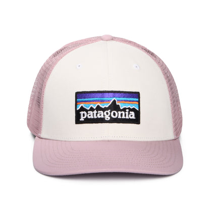 Patagonia P-6 Logo Trucker Cap aus organischer Baumwolle - Weiß-Violett