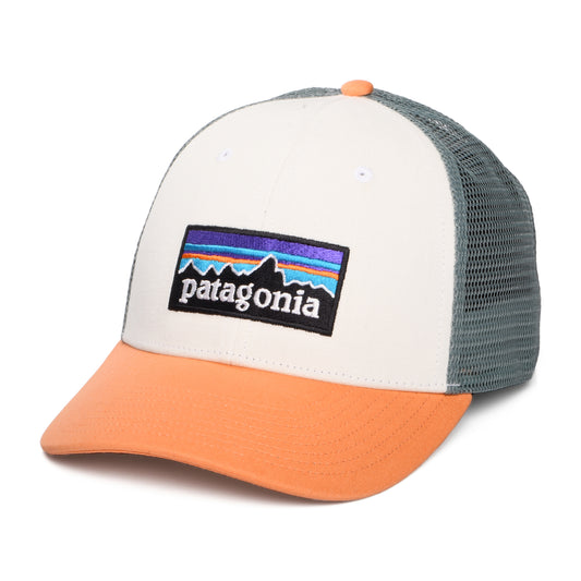 Patagonia P-6 Logo LoPro Trucker Cap aus organischer Baumwolle - Weiß-Pfirsich-Schieferblau