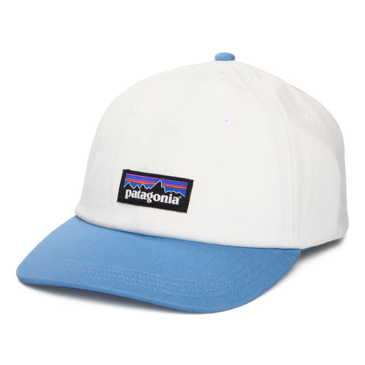 Patagonia P-6 Label Trad Baseball Cap aus organischer Baumwolle - Weiß-Ozeanblau