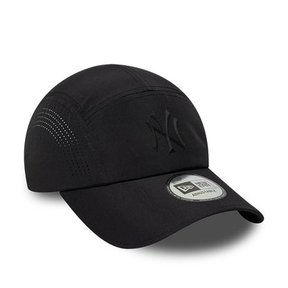 New Era New York Yankees 5 Paneelen Cap - MLB Tech Midi Runner - Schwarz auf Schwarz