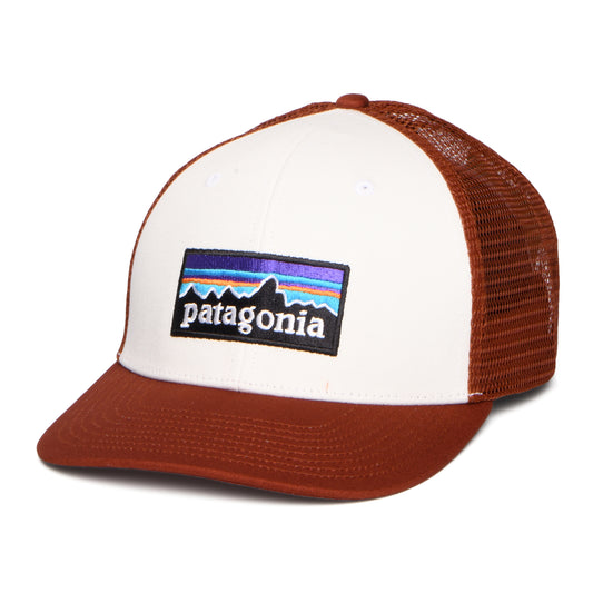 Patagonia P-6 Logo Trucker Cap aus organischer Baumwolle - Weiß-Rostrot