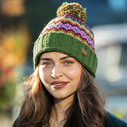 Kusan Turn Up Bommelmütze Fair Isle - Grün-Lila-Senfgelb