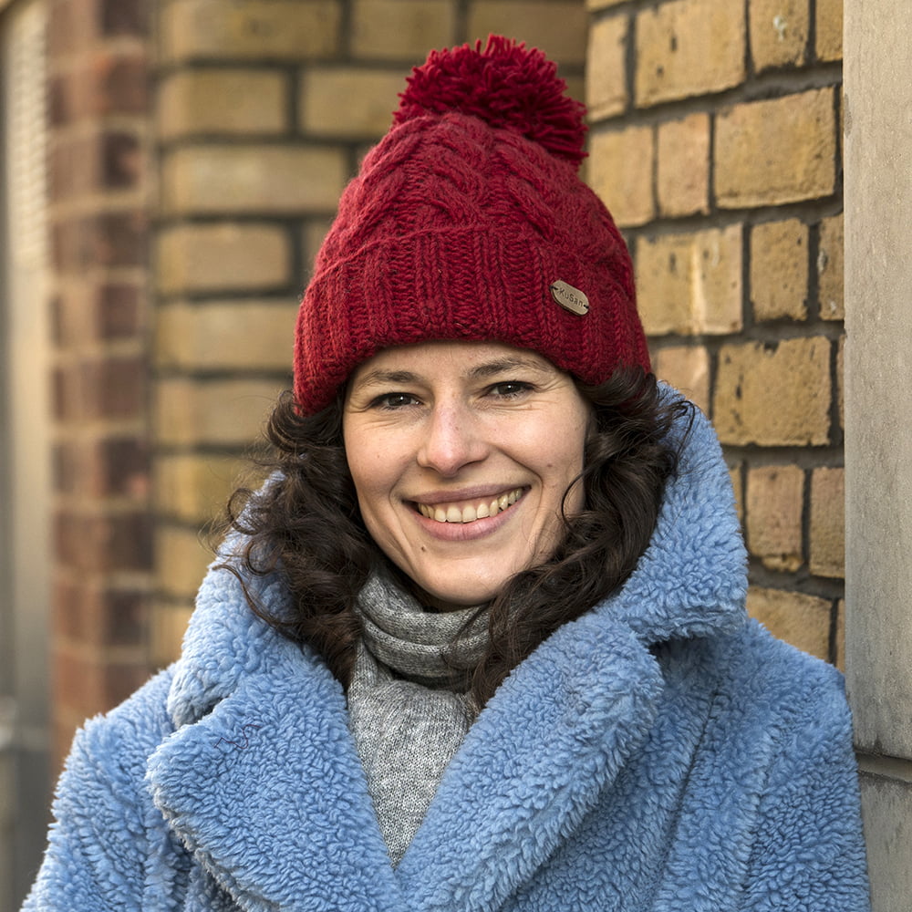 Kusan Turn Up Bommelmütze mit Zopfstrickmuster - Rot