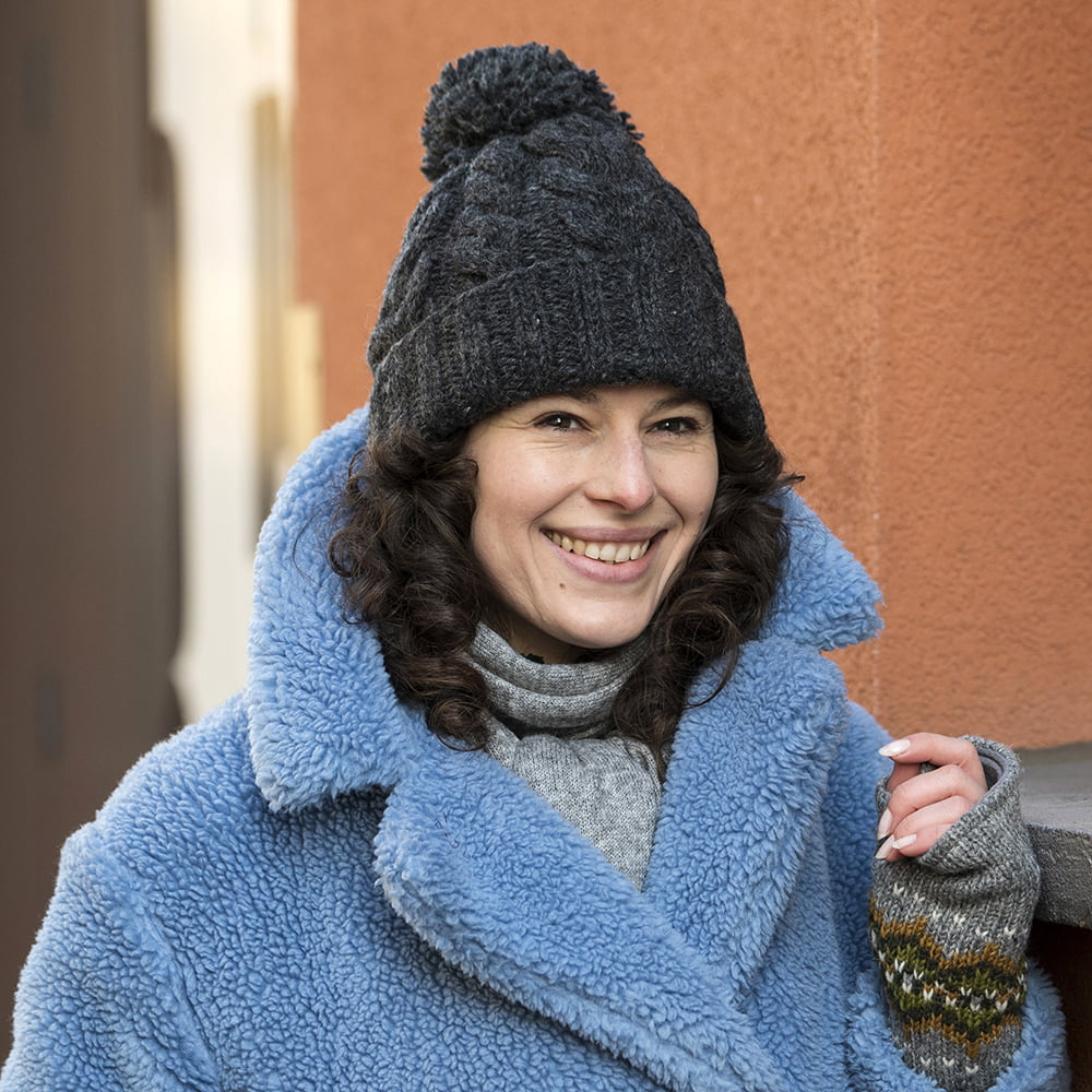 Kusan Turn Up Bommelmütze mit Zopfstrickmuster - Anthrazit