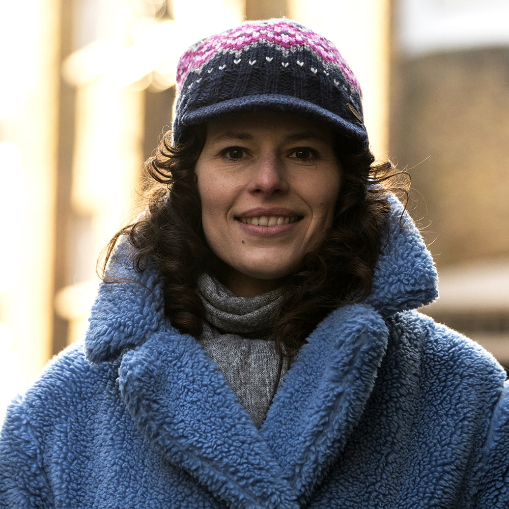 Kusan Brooklyn Beanie Mütze mit Visier Fair Isle - Marineblau-Pink