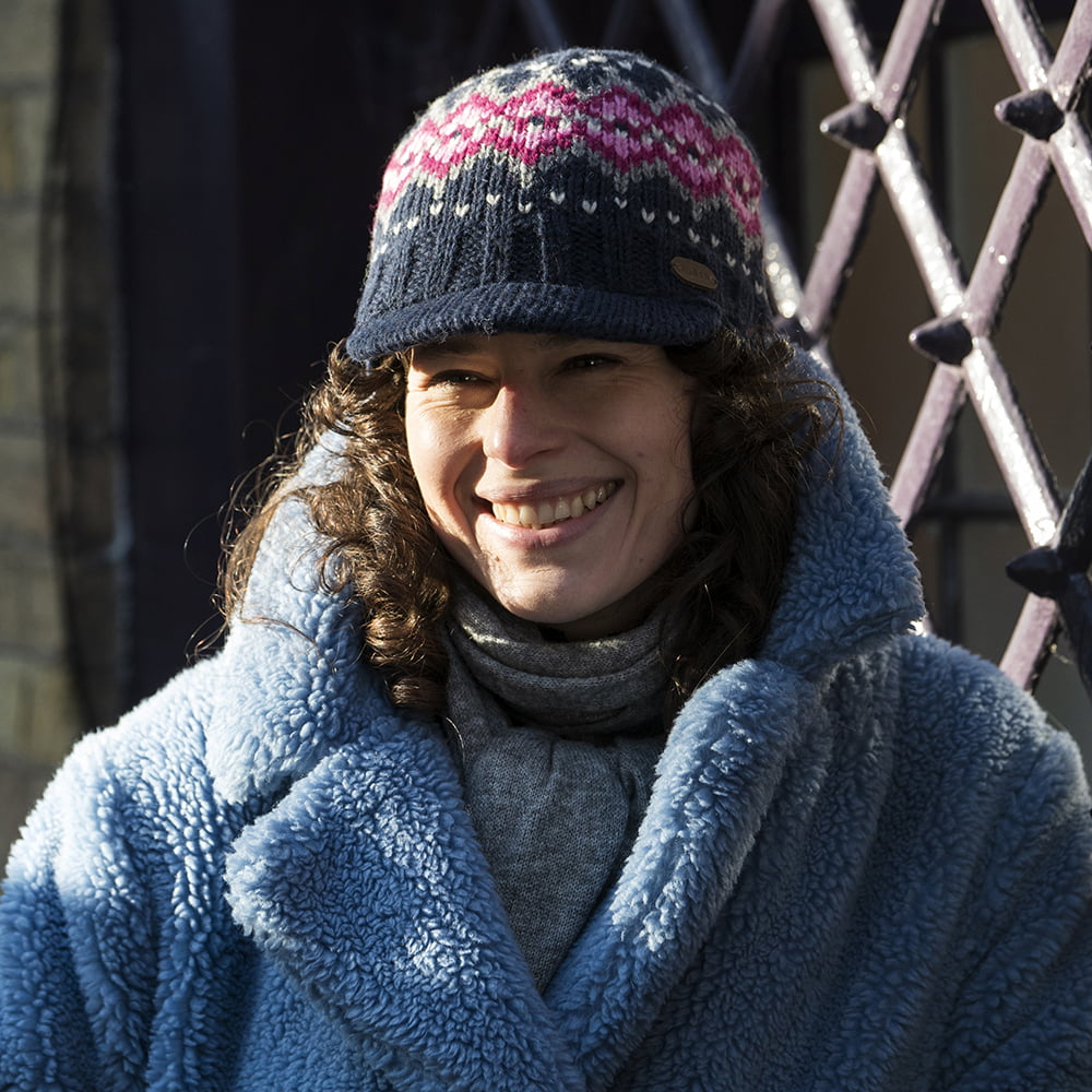 Kusan Brooklyn Beanie Mütze mit Visier Fair Isle - Marineblau-Pink