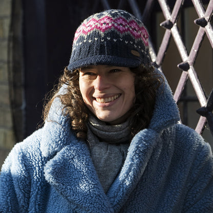 Kusan Brooklyn Beanie Mütze mit Visier Fair Isle - Marineblau-Pink