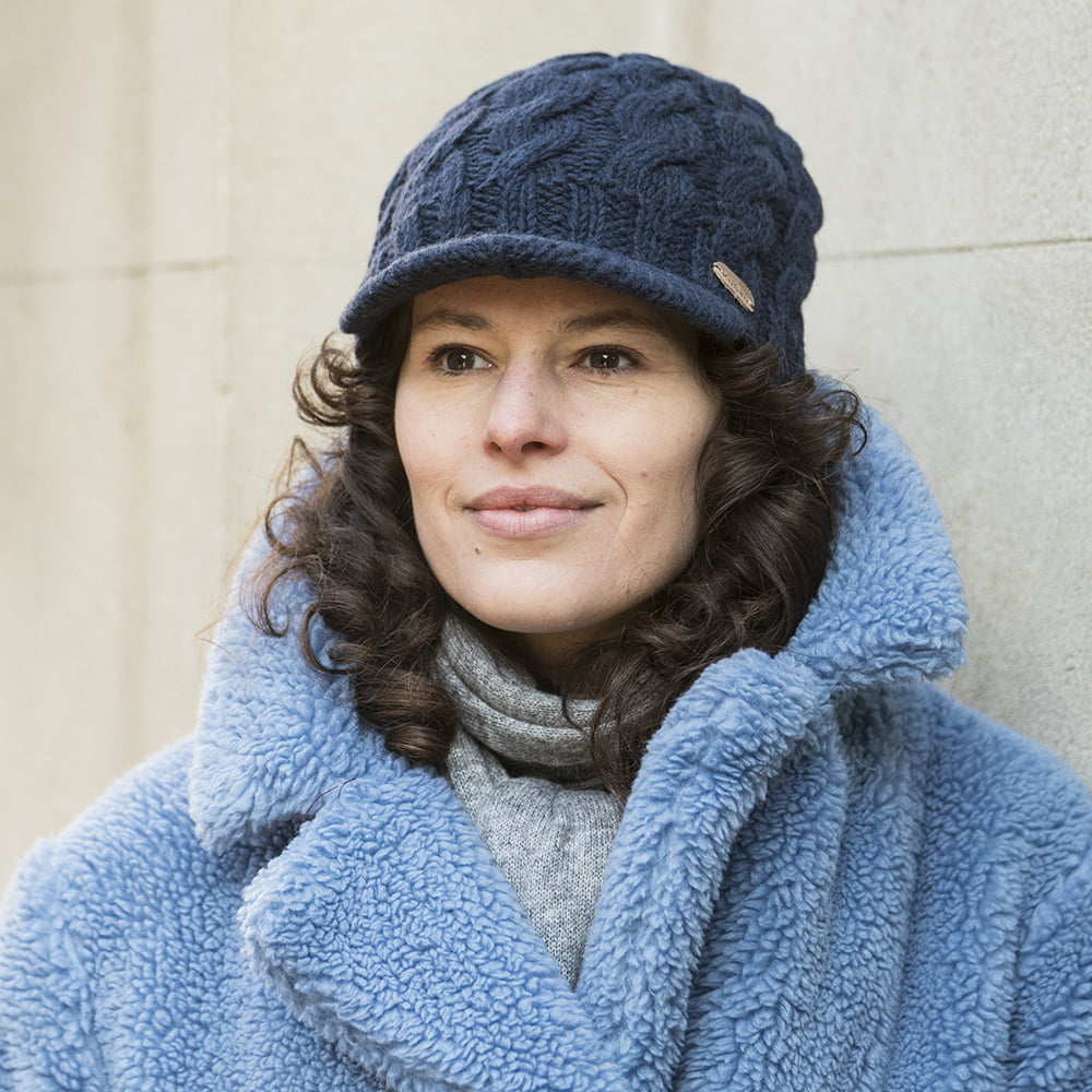 Kusan Beanie Mütze mit Visier im Zopfstrickmuster - Marineblau