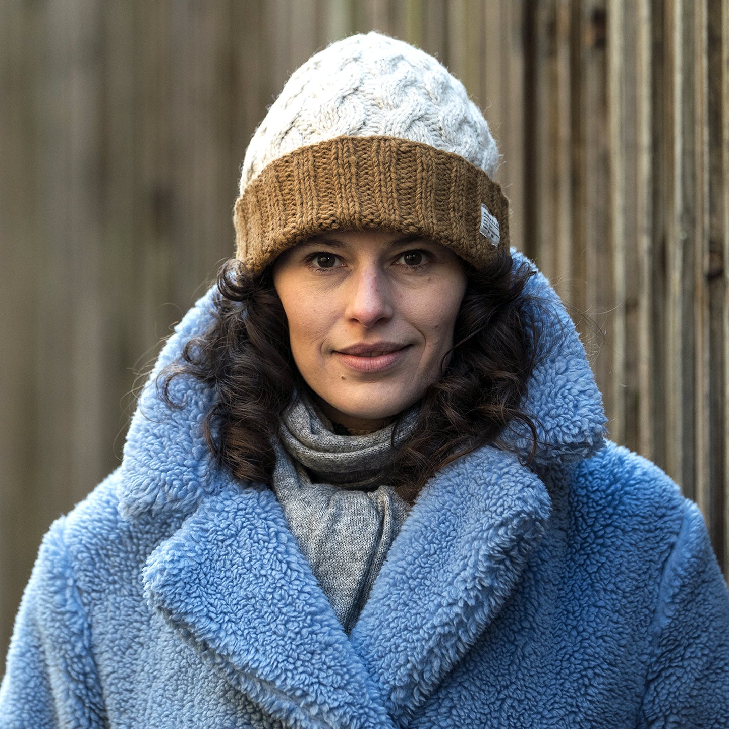 Kusan 2-Tone Turn Up Beanie Mütze mit Zopfstrickmuster - Cremefarben-Toffee