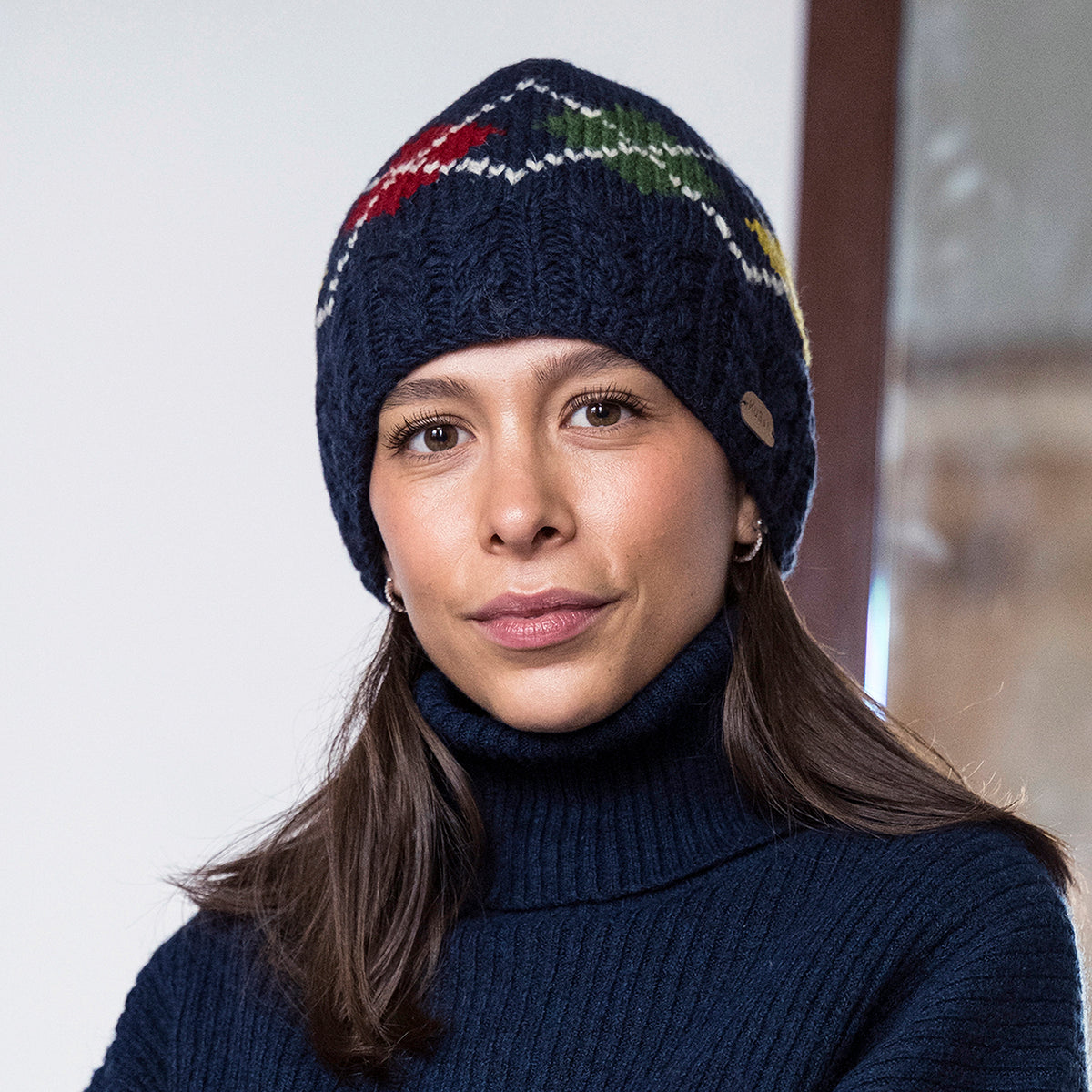 Kusan Lozenge Beanie Mütze mit Zopfstrickmuster - Marineblau