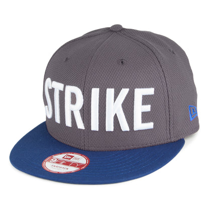 New Era 9FIFTY Strike Snapback Cap - Base Slogan - Grau-Blau
