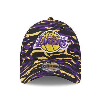 New Era 9FORTY L.A. Lakers Baseball Cap - NBA AOP Camo Print - Lila