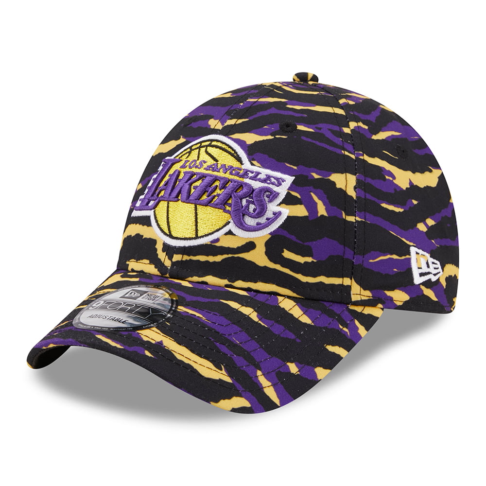 New Era 9FORTY L.A. Lakers Baseball Cap - NBA AOP Camo Print - Lila