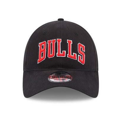 New Era 9TWENTY Chicago Bulls Baseball Cap - NBA Team Script - Schwarz-Rot