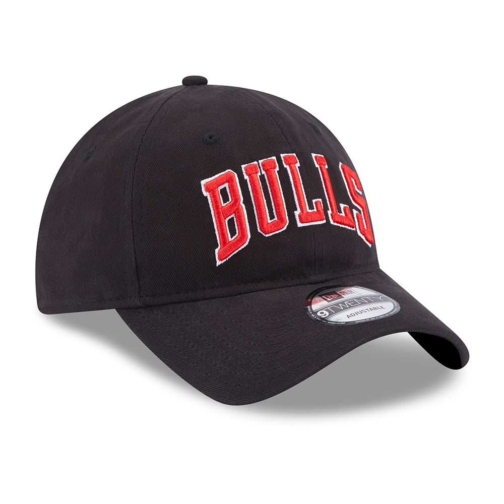 New Era 9TWENTY Chicago Bulls Baseball Cap - NBA Team Script - Schwarz-Rot
