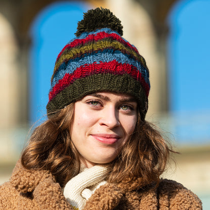 Kusan Cable Knit Bommelmütze gestreift - Waldgrün